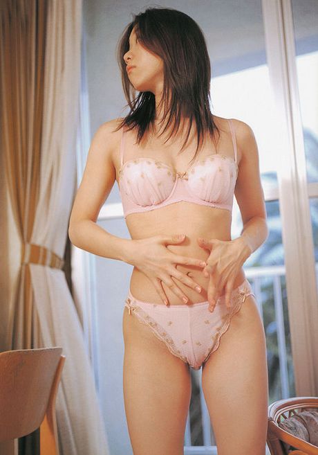 Beautiful asian idol shows off her smooth tight naked bottom