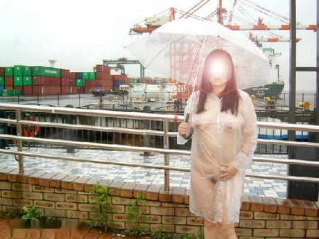 Japanese teen amateur strips and shows her sexy ass and tits in a public place