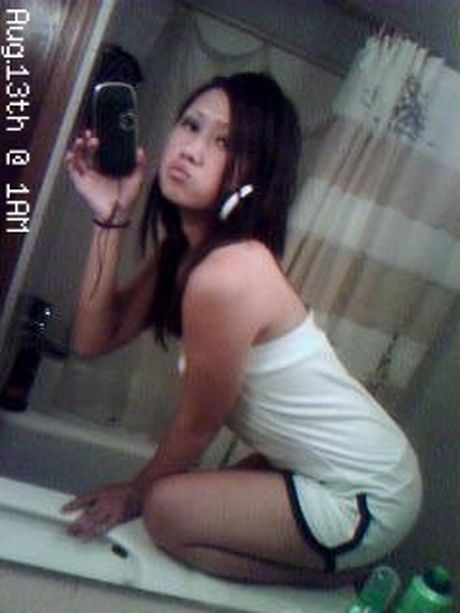 really hot body on this curvy asian girl who knows how to pose